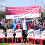 «កូកាខ្មែរហេរ៉ូ» ចុះជួយ និងផ្តល់ក្តីសង្ឃឹមដល់បងប្អូនភៀសសឹកដែលមិនទាន់អាចត្រលប់វិញ តាមរយៈជំនួយដែលផ្តល់ «សុវត្ថិភាពស្បៀង» និងបញ្ជាក់ពីមោទនភាព33ឆ្នាំ ផលិតនៅខ្មែរ ដោយកូនខ្មែរ សម្រាប់ប្រជាជនខ្មែរ